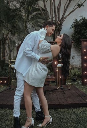 Kimberly Loaiza Wiki, Height, Age, Boyfriend, Family, Biography & More 10 Kimberly Loaiza posing with her Husband