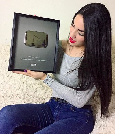 Kimberly Loaiza Wiki, Height, Age, Boyfriend, Family, Biography & More 19 Kimberly Loaiza posing with her silver play button