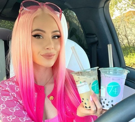 Leah Ashe - Bio, Height, Age, Boyfriend, Family, Wiki & More 21 Leah Ashe shared her childhood with her younger sister named Amber