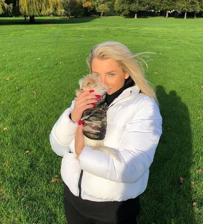 Madelene Wright Wiki, Height, Age, Boyfriend, Family, Biography & More 8 Madelene Wright with her pet dog
