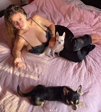 Mady Gio Wiki, Height, Age, Boyfriend, Family, Biography & More 11 Mady Gio with her pet dog