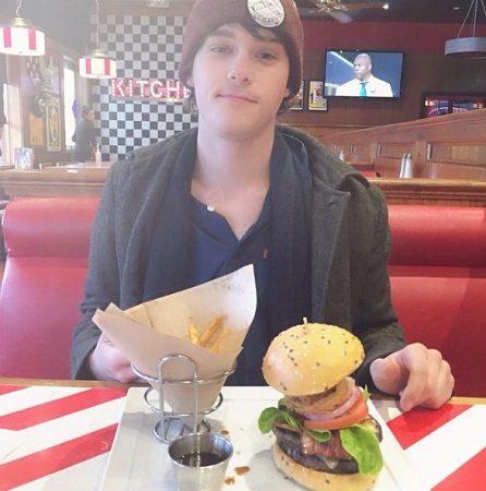 Mitchell Hope Wiki, Height, Age, Girlfriend, Family, Biography & More 14 Mitchell Hope having his favorite fast food