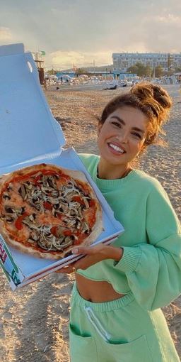 Negin Mirsalehi Wiki, Height, Age, Husband, Net worth, Biography & More 25 Negin Mirsalehi loves pizza