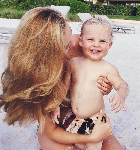 Niomi Smart - Bio, Height, Age, Husband, Net worth, Wiki & More 16 Niomi Smart clicked with her baby step sister Daisy May on the beach