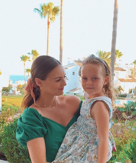 Niomi Smart - Bio, Height, Age, Husband, Net worth, Wiki & More 14 Niomi Smart clicked with her little sister Daisy May