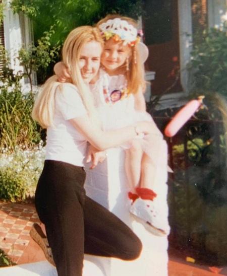 Niomi Smart - Bio, Height, Age, Husband, Net worth, Wiki & More 12 Niomi Smart clicked with her mother in her childhood
