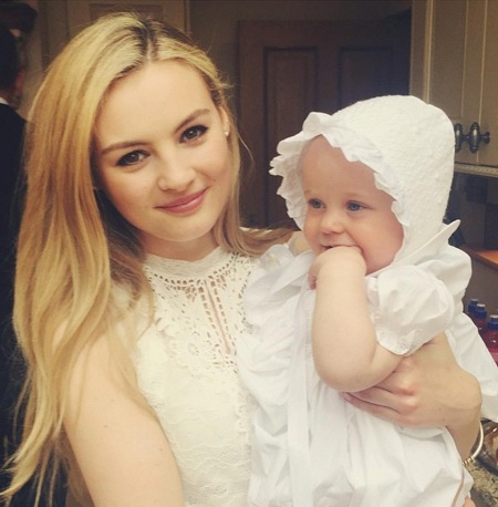 Niomi Smart - Bio, Height, Age, Husband, Net worth, Wiki & More 44 Niomi Smart holds her step sister and goddaughter Daisy May
