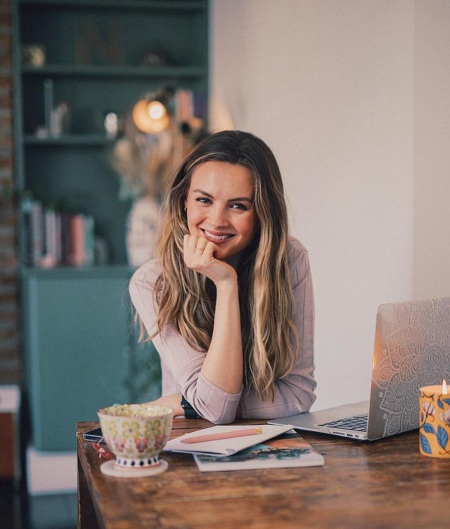 Niomi Smart - Bio, Height, Age, Husband, Net worth, Wiki & More 27 Niomi Smart is a famous blogger