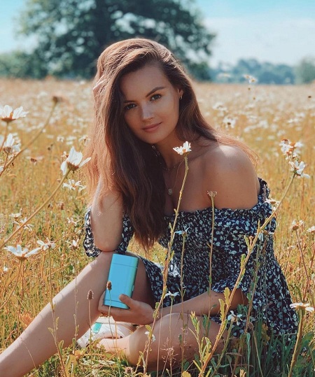 Niomi Smart - Bio, Height, Age, Husband, Net worth, Wiki & More 35 Niomi Smart promotes the brand 'Wild'