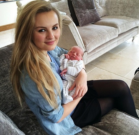 Niomi Smart - Bio, Height, Age, Husband, Net worth, Wiki & More 15 Niomi Smart snapped with her newly born step sister Daisy May