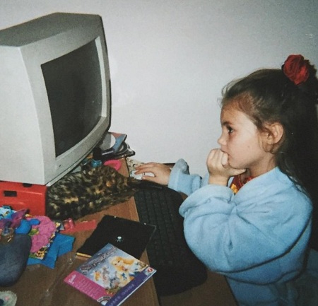 Niomi Smart - Bio, Height, Age, Husband, Net worth, Wiki & More 3 Niomi Smart snapped working on a computer as a child