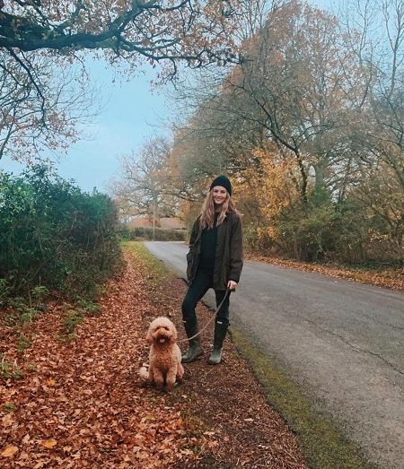 Niomi Smart - Bio, Height, Age, Husband, Net worth, Wiki & More 34 Niomi Smart walks her dog 'Noodles'