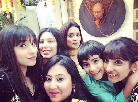 Parveen Shahani Wiki (Emraan Hashmi’s Wife) Age, Children, Biography & More 5 Parveen Shahani with her cousins.