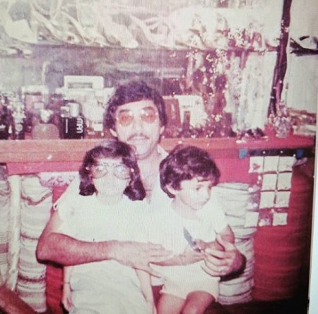 Parveen Shahani Wiki (Emraan Hashmi’s Wife) Age, Children, Biography & More 4 Parveen Shahani with her father and brother Avi Shahani