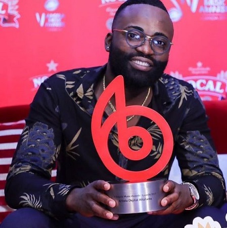 Preto Show Wiki, Age, Net worth, Wife, Family, Biography & More 15 Preto Show posing with his award in 2017
