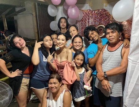 Romsy Dineros Wiki, Age, Height, Boyfriend, Family, Biography & More 7 Romsy Dineros with her family