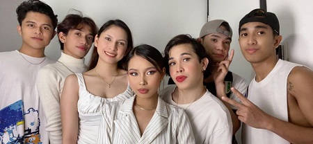 Romsy Dineros Wiki, Age, Height, Boyfriend, Family, Biography & More 5 Romsy Dineros with her friends