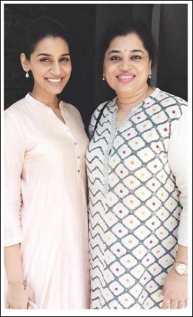 Sanjana Ganesan Wiki, Age, Husband, Height, Family, Biography & More 10 Sanjana Ganesan and her mother Dr. Sushma Ganesan