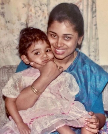 Sanjana Ganesan Wiki, Age, Husband, Height, Family, Biography & More 4 Sanjana Ganesan childhood photo with her mother Sushma Ganesan