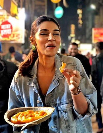 Sanjana Ganesan Wiki, Age, Husband, Height, Family, Biography & More 27 Sanjana Ganesan is a foodie