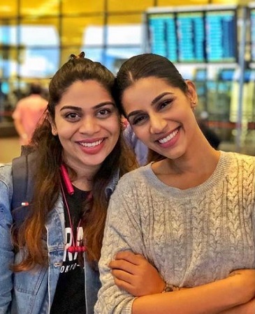 Sanjana Ganesan Wiki, Age, Husband, Height, Family, Biography & More 11 Sanjana Ganesan with her sister Sheetal Ganesan