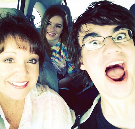 Sara Kays Wiki, Height, Age, Boyfriend, Family, Biography & More 9 Sara Kays shares a strong bond with her Mumma Teresa Kays and Brother
