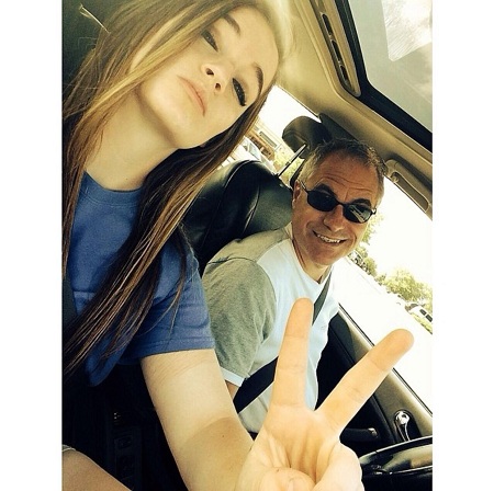 Sara Kays Wiki, Height, Age, Boyfriend, Family, Biography & More 6 Sara Kays takes a selfie with her Dad