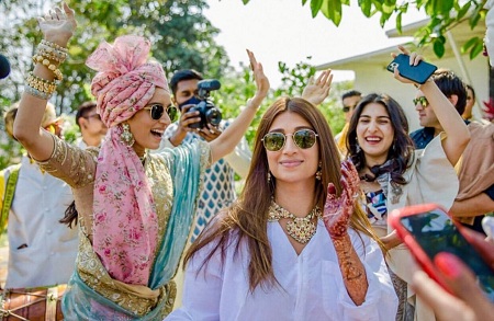 Shaza Morani: Wiki, Age, Husband, Height, Family, Biography & More 29 Shaza Morani enjoys her wedding in the Baraat