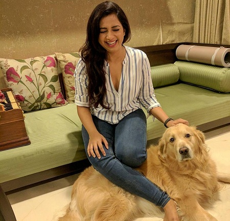 Shiladitya Mukhopadhyaya clicks a picture of his wife, Shreya Ghoshal
