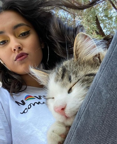 Shivani Paliwal Wiki, Height, Age, Boyfriend, Family, Biography & More 29 Shivani Paliwal with her pet
