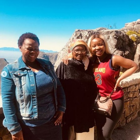 Sithelo Shozi - Wiki, Age, Height, Boyfriend, Net worth, Biography & More 8 Sithelo Shozi with her family