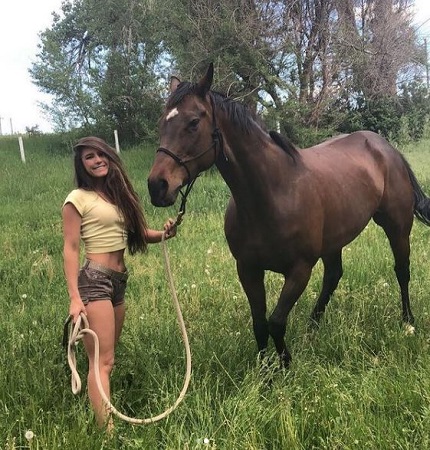 Skylyn Beaty Wiki, Height, Age, Boyfriend, Family, Biography & More 12 Skylyn Beaty favorite animal