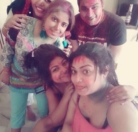 Sneha Paul - Wiki, Height, Age, Boyfriend, Caste, Family, Bio & More 8 Sneha Paul with her friends