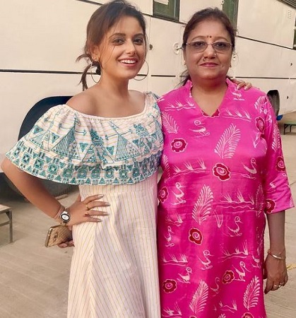 Sneha Paul - Wiki, Height, Age, Boyfriend, Caste, Family, Bio & More 7 Sneha Paul with her mother