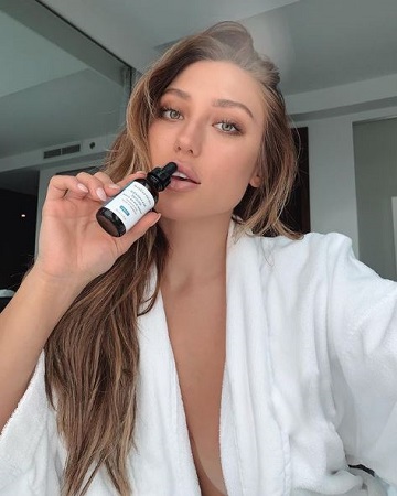 Stefanie Gurzanski Wiki, Age, Height, Boyfriend, Family, Ethnicity, Biography & More 21 Stefanie Gurzanski promotes skincare products