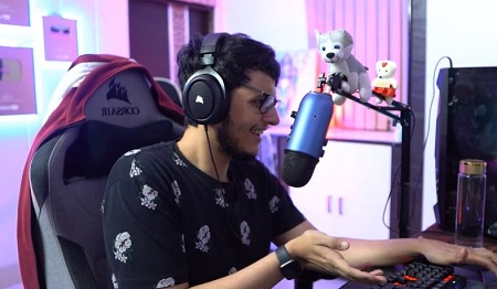 Triggered Insaan (Nischay Malhan) Wiki, Height, Age, Girlfriend, Family, Biography & More 17 Triggered Insaan once raided and donated to streamers during a live stream