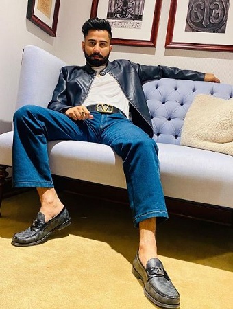 Varinder Brar Wiki, Height, Age, Wife, Family, Songs, Biography & More 16 Varinder Brar loves brands like Versace