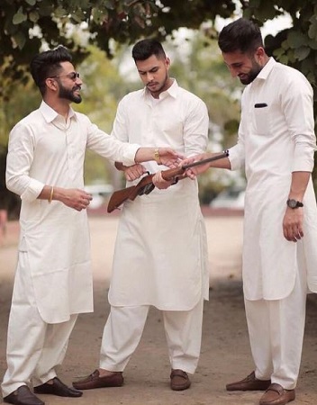 Varinder Brar Wiki, Height, Age, Wife, Family, Songs, Biography & More 7 Varinder Brar with his best friends