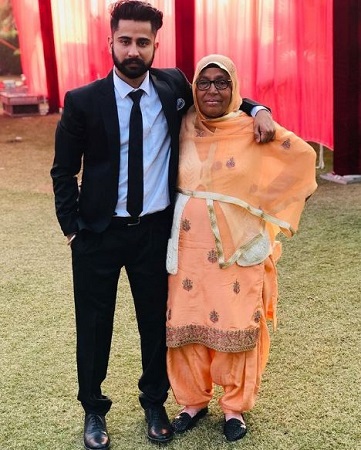 Varinder Brar Wiki, Height, Age, Wife, Family, Songs, Biography & More 5 Varinder Brar with his mother