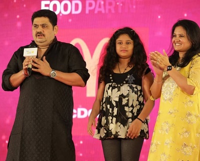 Venkatesh Bhat (Chef) wiki, Age, Wife, Net worth, Family, Biography & More 13 Venkatesh Bhat with his wife and daughter