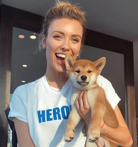 Wallis Day Wiki, Height, Age, Boyfriend, Family, Biography & More 36 Wallis Day adores her pet dog Arlo