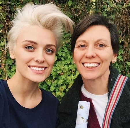 Wallis Day Wiki, Height, Age, Boyfriend, Family, Biography & More 12 Wallis Day mother