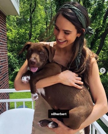 Abbie Herbert Wiki, Height, Age, Husband, Family, Biography & More 21 Abbie Herbert with her pet dog Nate Herbert