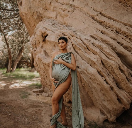 Abby De La Rosa Wiki | Age, Husband, Net worth, Family, Biography & More 14 Abby De La Rosa had a maternity shoot in April 2021