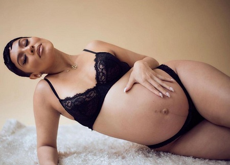Abby De La Rosa Wiki | Age, Husband, Net worth, Family, Biography & More 22 Abby De La Rosa takes pictures of her baby bump