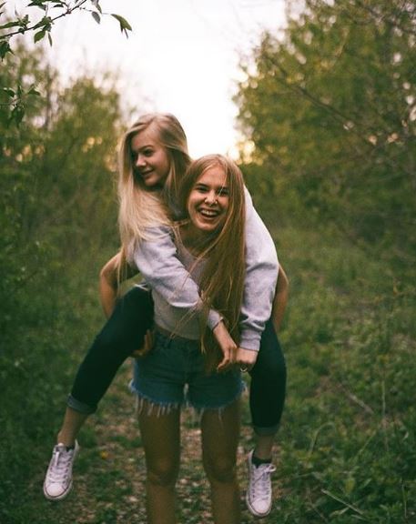 Justine Paradise Wiki | Height, Age, Boyfriend, Family, Biography & More 8 An old photo of Justine Paradise with her bestie
