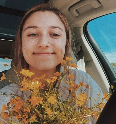 Bella Robertson Wiki | Height, Age, Boyfriend, Family, Biography & More 19 Bella Robertson likes flowers