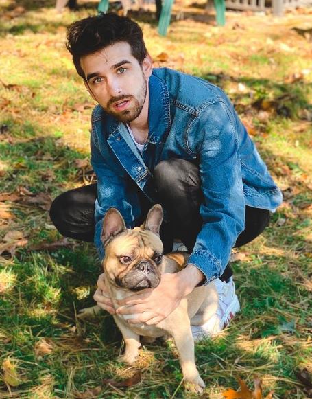 Daniel Gizmo (YouTuber) Wiki | Height, Age, Girlfriend, Family, Bio & More 7 Daniel Gizmo with his pet dog