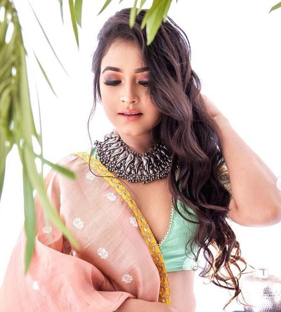 Deeplina deka while promoting Outfit and accessories