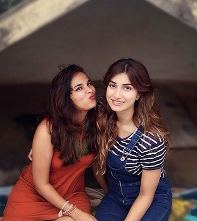 Diksha Singh Wiki, Height, Age, Boyfriend, Family, Biography & More 4 Diksha Singh with her bestie